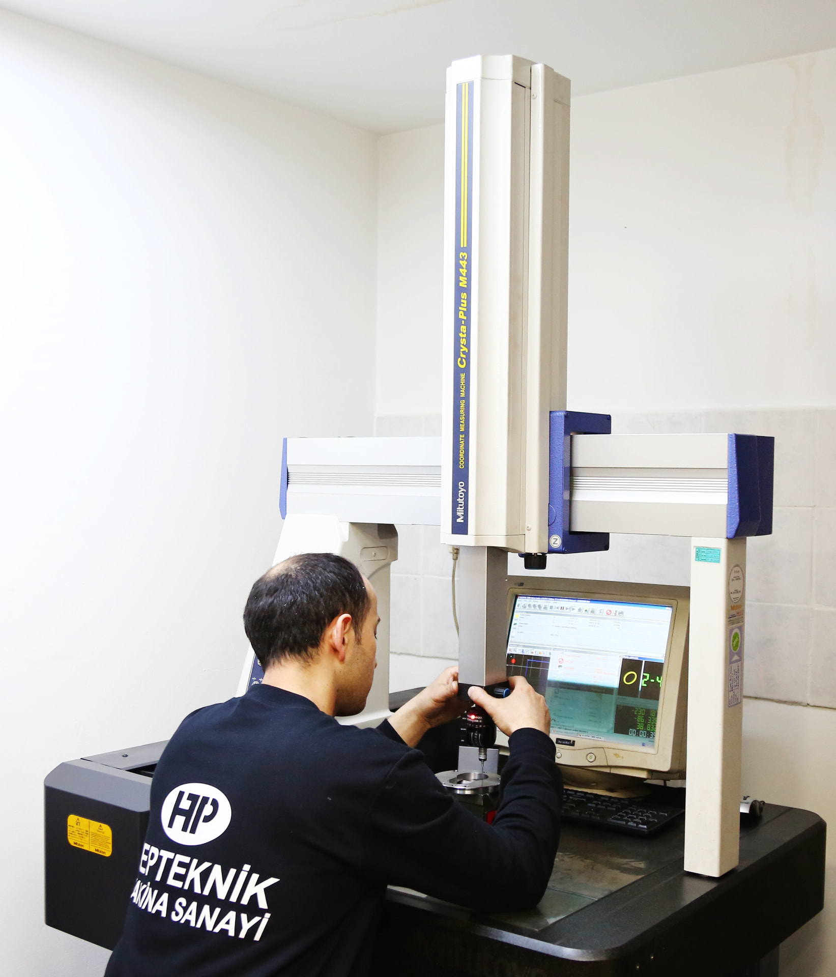 Mitutoyo Crysta-Plus M443 coordinate measuring machine in the HEPTEKNIK quality laboratory