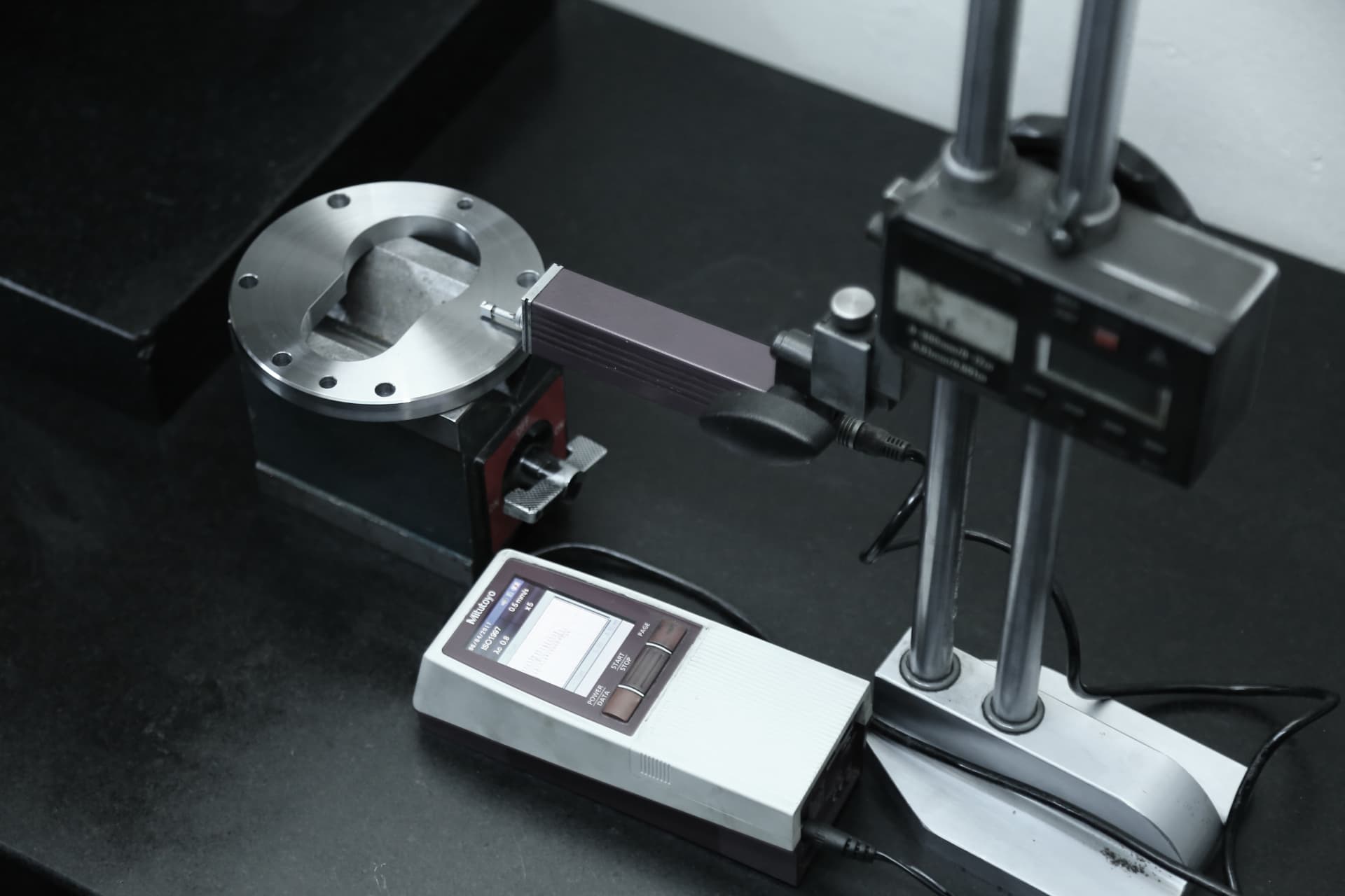 Mitutoyo surface roughness and height gauge measurement of a machined flange at HEPTEKNIK