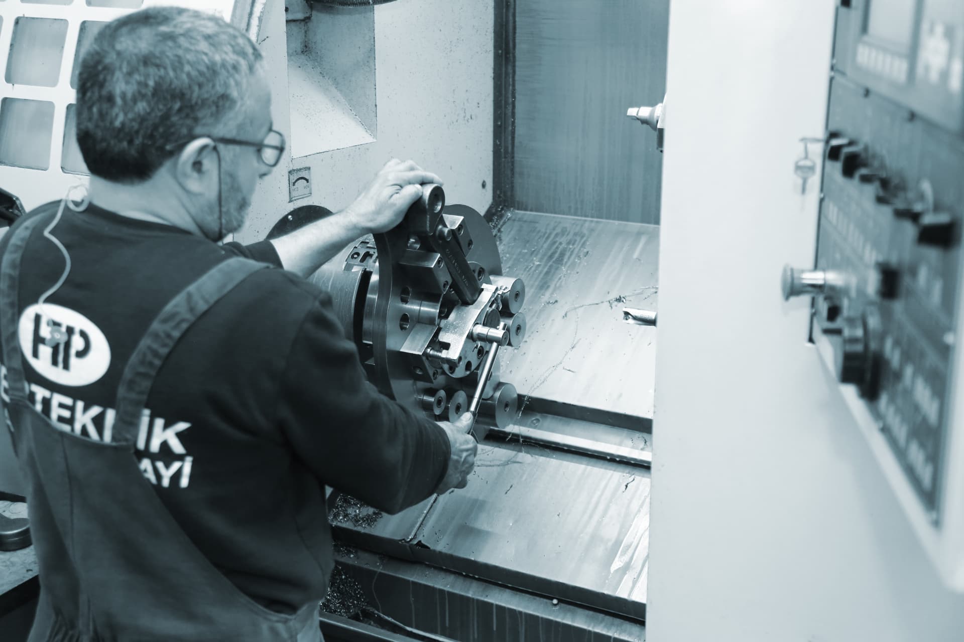 HEPTEKNIK operator setting up a CNC turning centre in Istanbul
